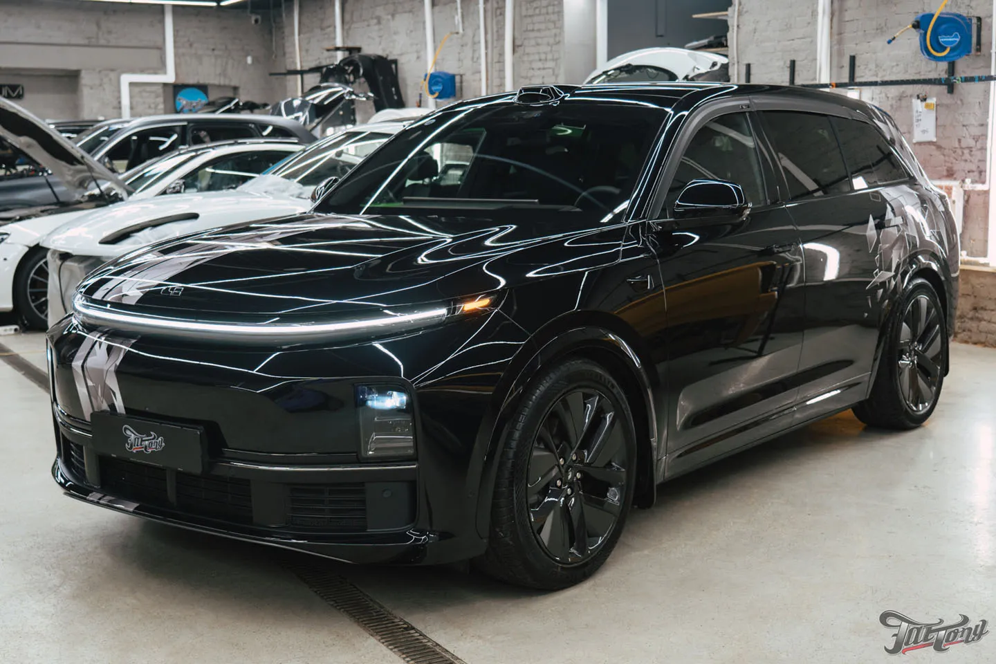 Добавили винилографию и полностью оклеили Li Auto L7 (LiXiang L7) полиуретаном, затонировали шильдики, защитили глянец в салоне, почистили и обработали керамикой кожу